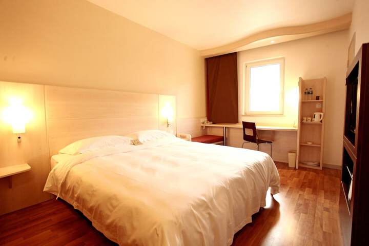 Room 9 of 40