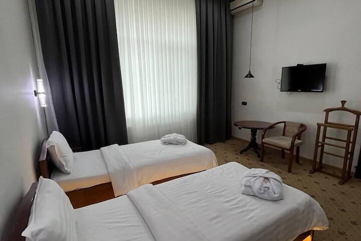 Room 13 of 34