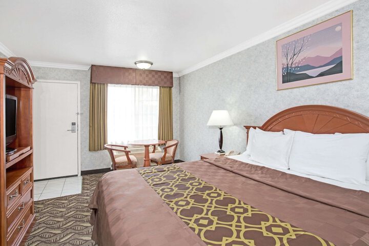 1 King Bed (5 of 13)