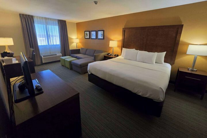 1 King Bed (2 of 6)