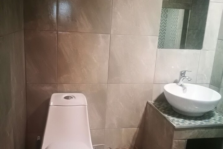 Room 4 of 8