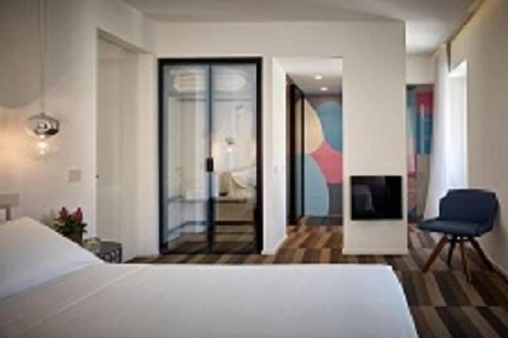 Room 12 of 80