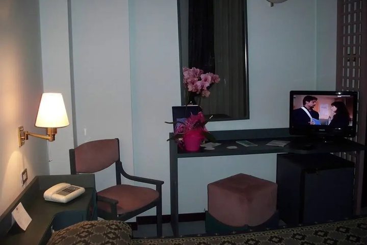 Room 3 of 10
