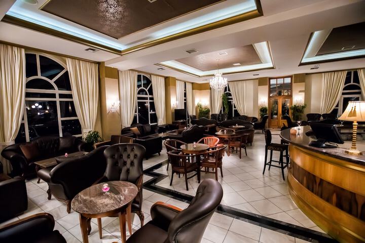 Lounge 40 of 48