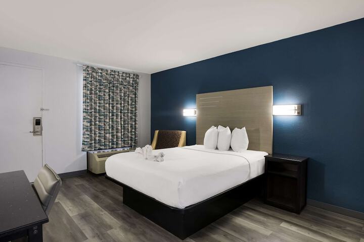 1 Queen Bed Accessible (5 of 5)