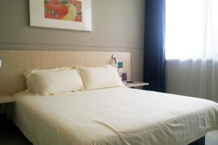 Room 10 of 29