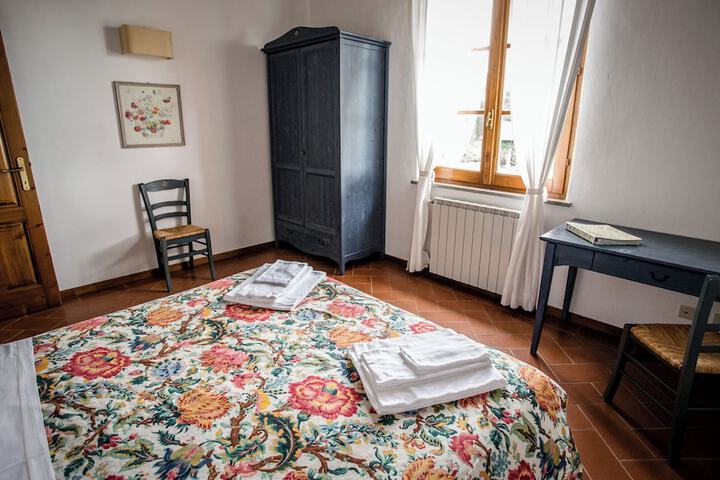 Room 2 of 143