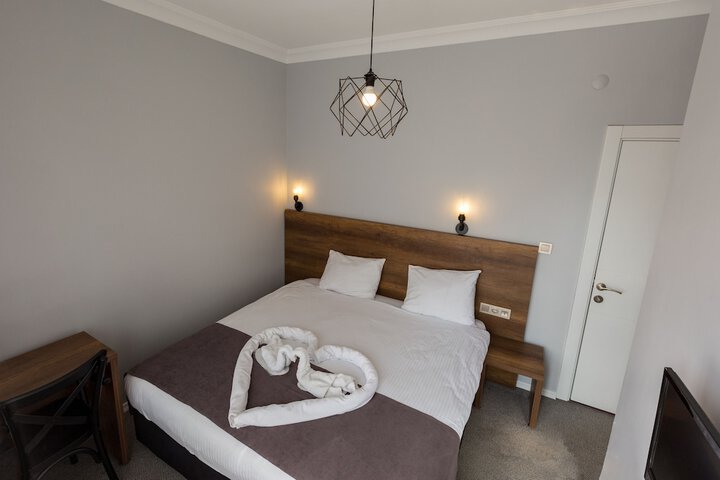 Room 3 of 28