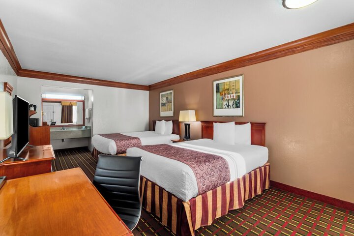1 Queen Bed (8 of 12)