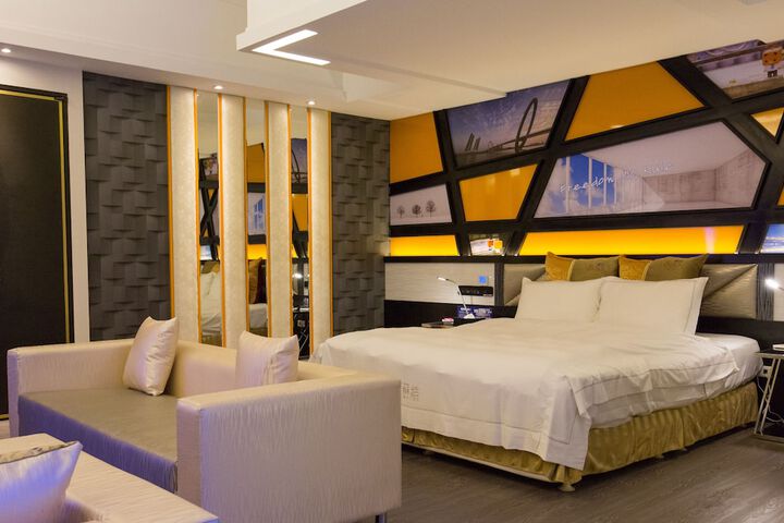Room 18 of 216
