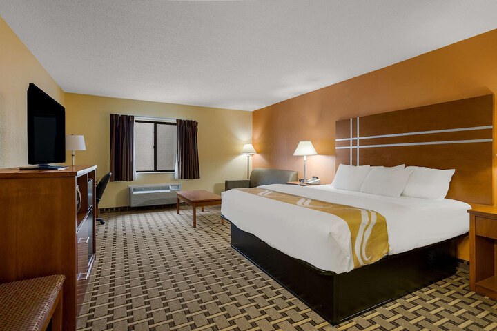 1 King Bed (5 of 8)