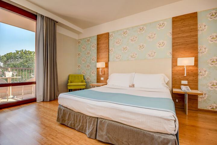 Room 33 of 83