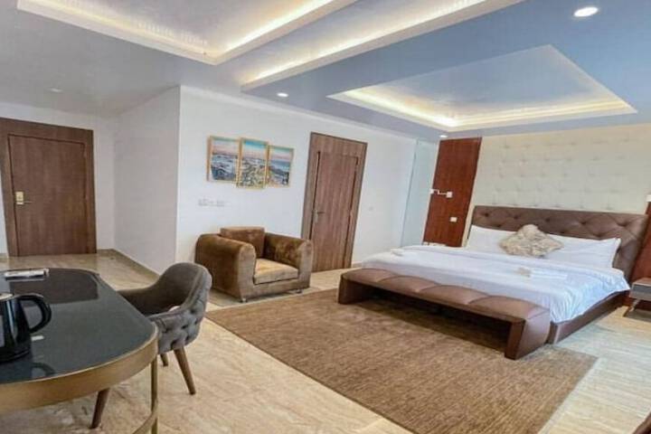Room 4 of 32