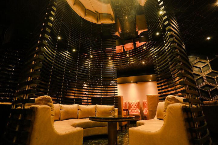 Lounge 38 of 51