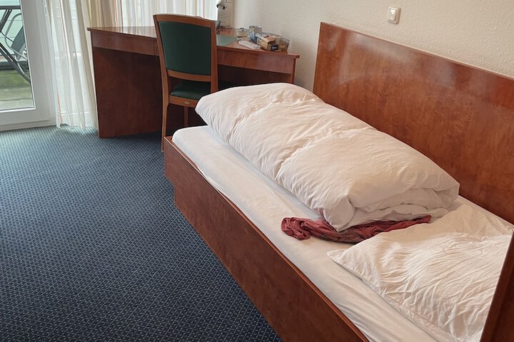 Room 6 of 18