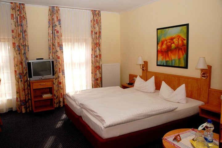 Room 11 of 34