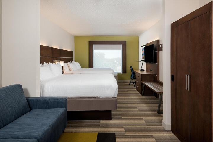 Suite 2 Double Beds Living Area (3 of 6)