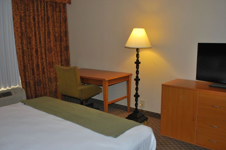 1 King Bed (4 of 12)