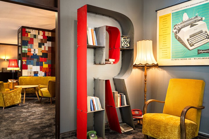 Lounge 78 of 84