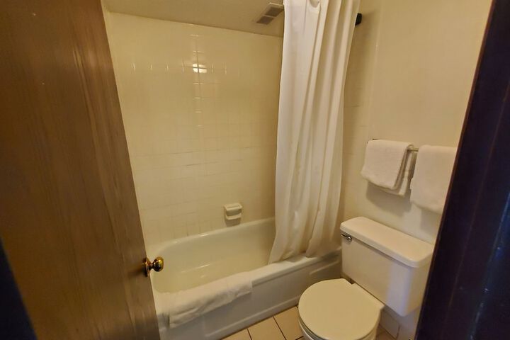 1 King Bed (8 of 8)