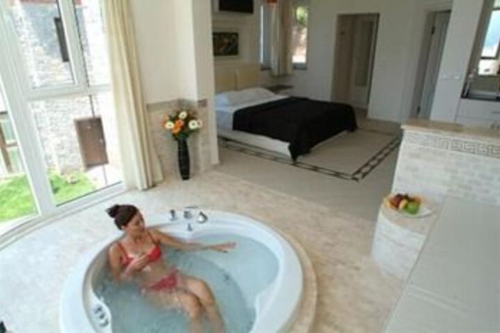 Hot Tub 16 of 26