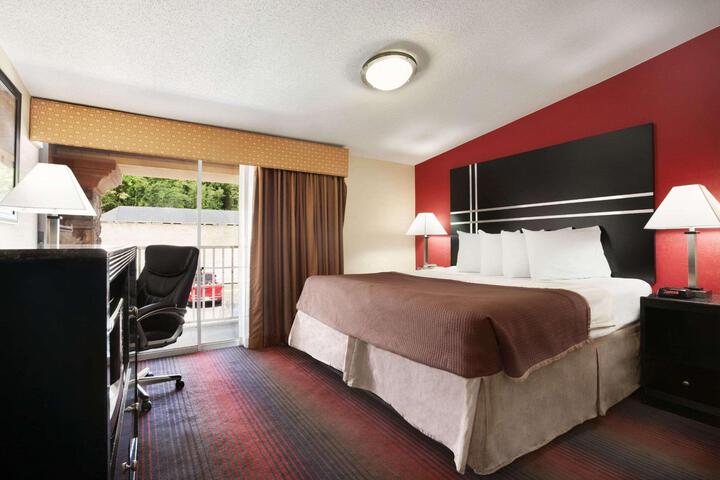 1 King Bed (2 of 11)