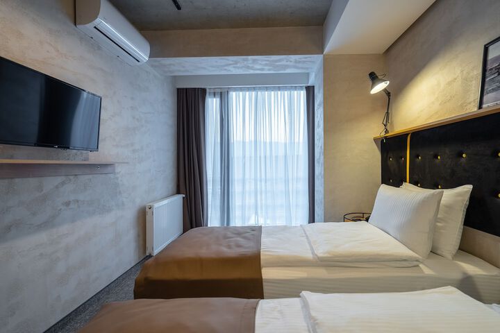 Room 7 of 32