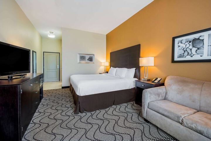 1 King Bed (3 of 11)