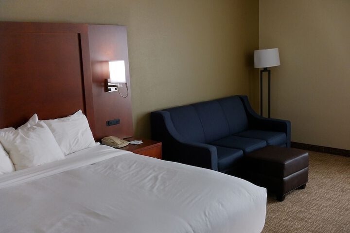 1 King Bed (4 of 18)
