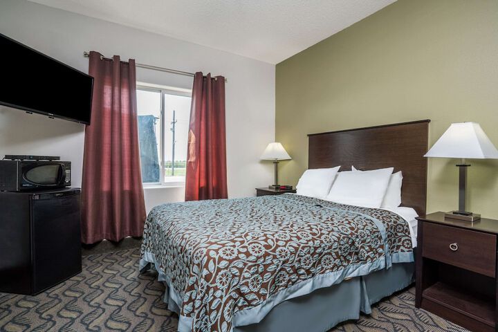 1 Queen Bed (5 of 13)