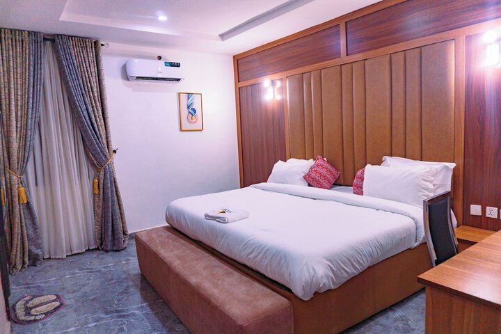 Room 5 of 17