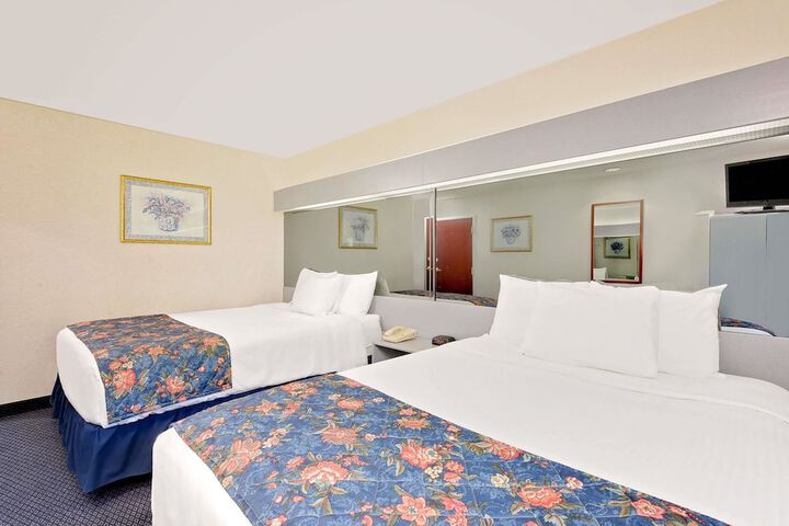 1 Queen Bed (17 of 22)