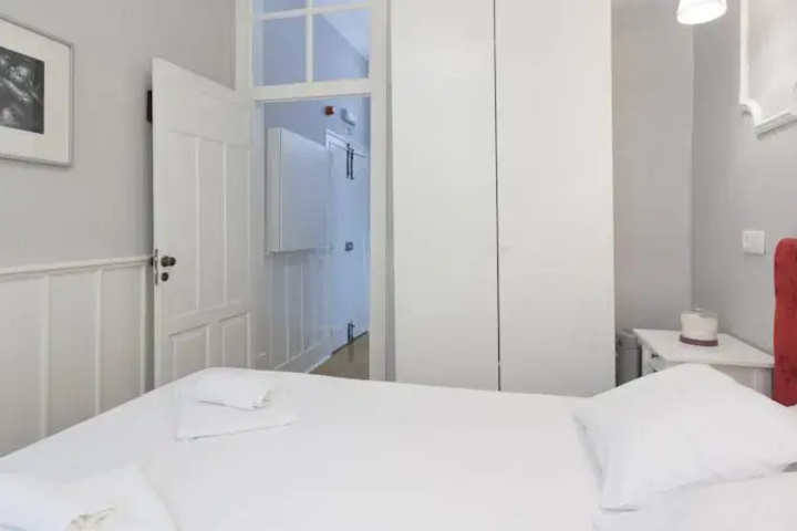 Room 4 of 9