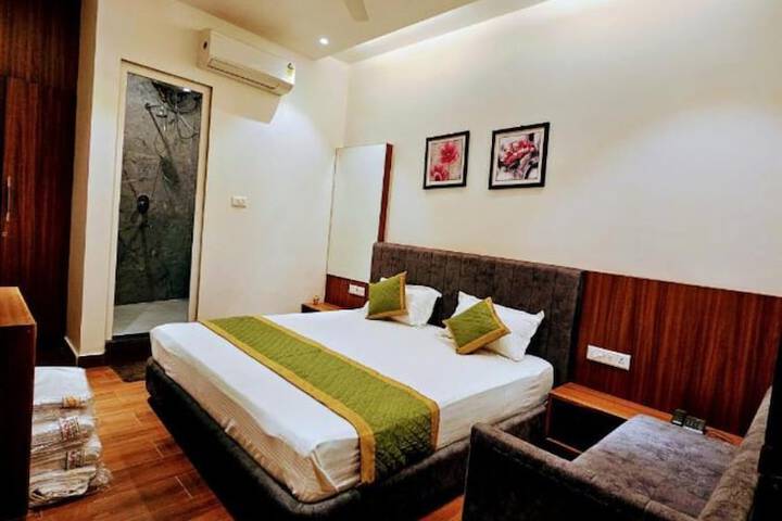 Room 6 of 17