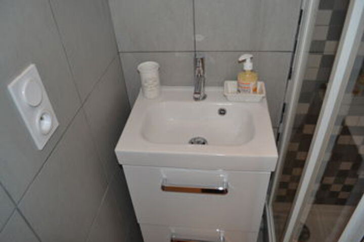 Room 15 of 83