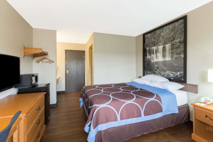1 Queen Bed (7 of 12)