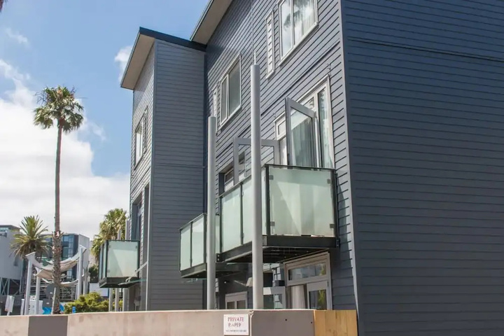 Photo of Gorgeous 3 Bedroom Townhouse With Car Park