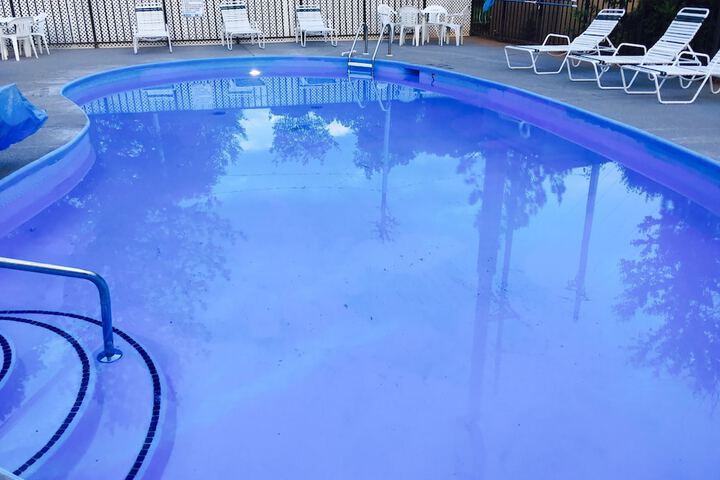 Indoor/outdoor pool