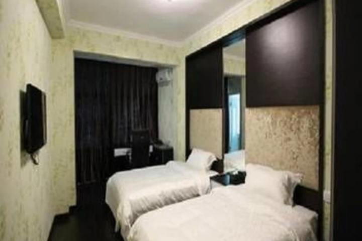 Room 4 of 15