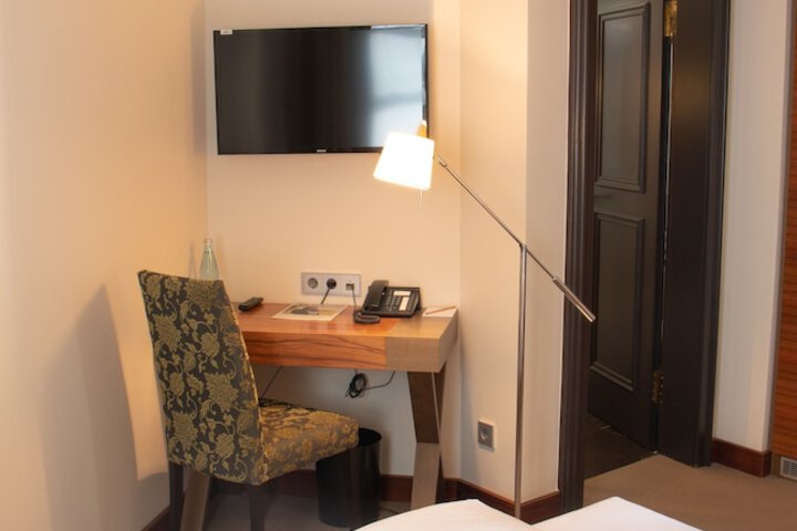 Room 51 of 179