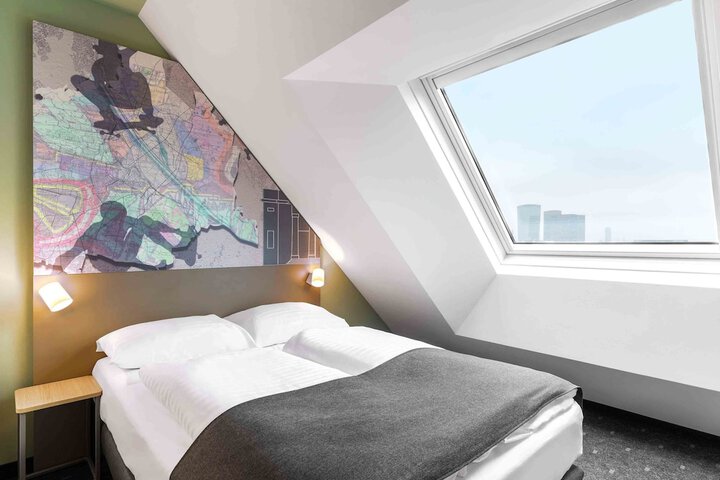 Room 2 of 33