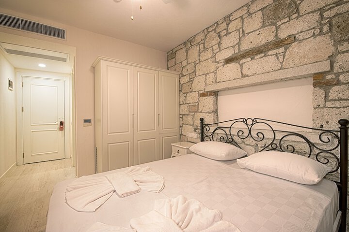 Room 6 of 37