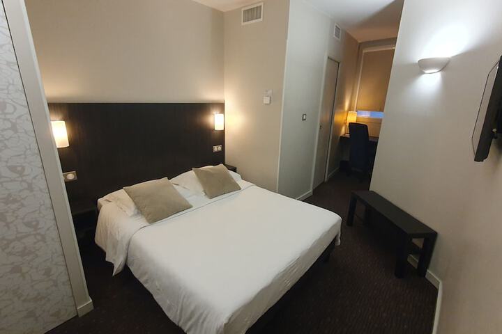 Room 13 of 27
