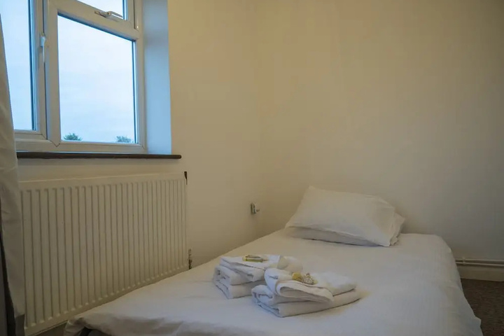 Room 4 of 16