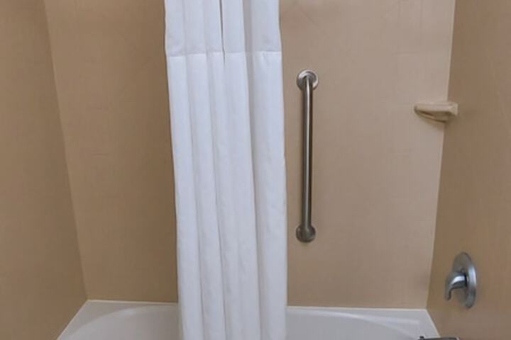 2 Queen Beds (2 of 7)