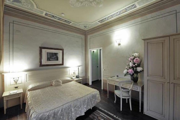 Room 4 of 17