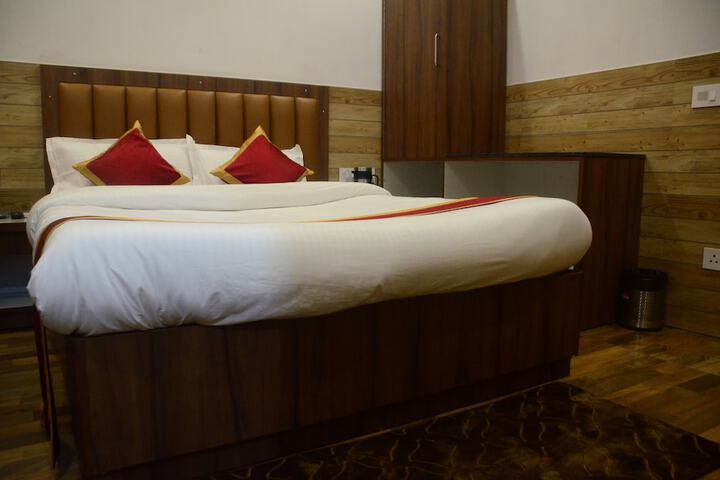 Room 5 of 40