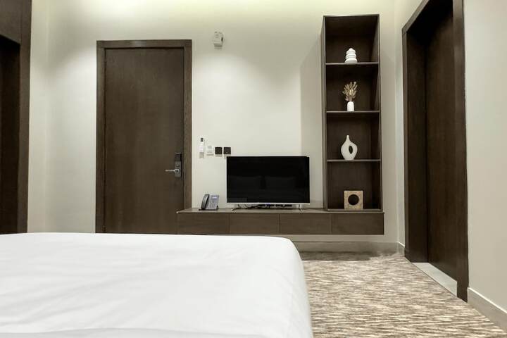 Room 10 of 32