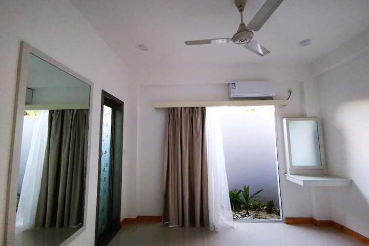 Room 6 of 25