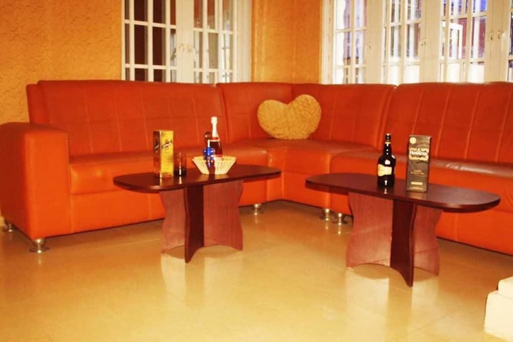 Lounge 22 of 22